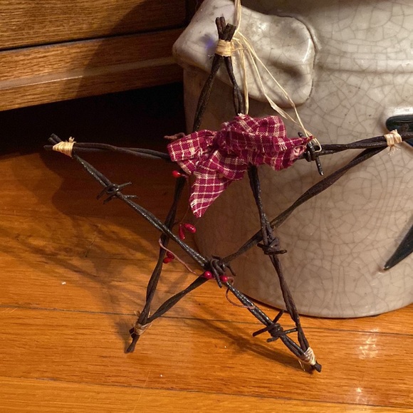 Primitive Handmade Barbwire Star 8”x8” - Picture 2 of 3